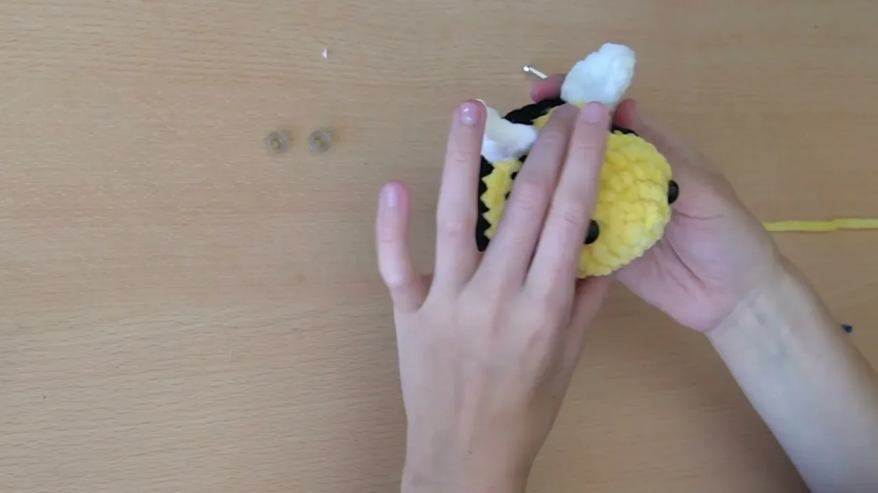 A 12 mm safety eye is positioned in the center of the bee's yellow face